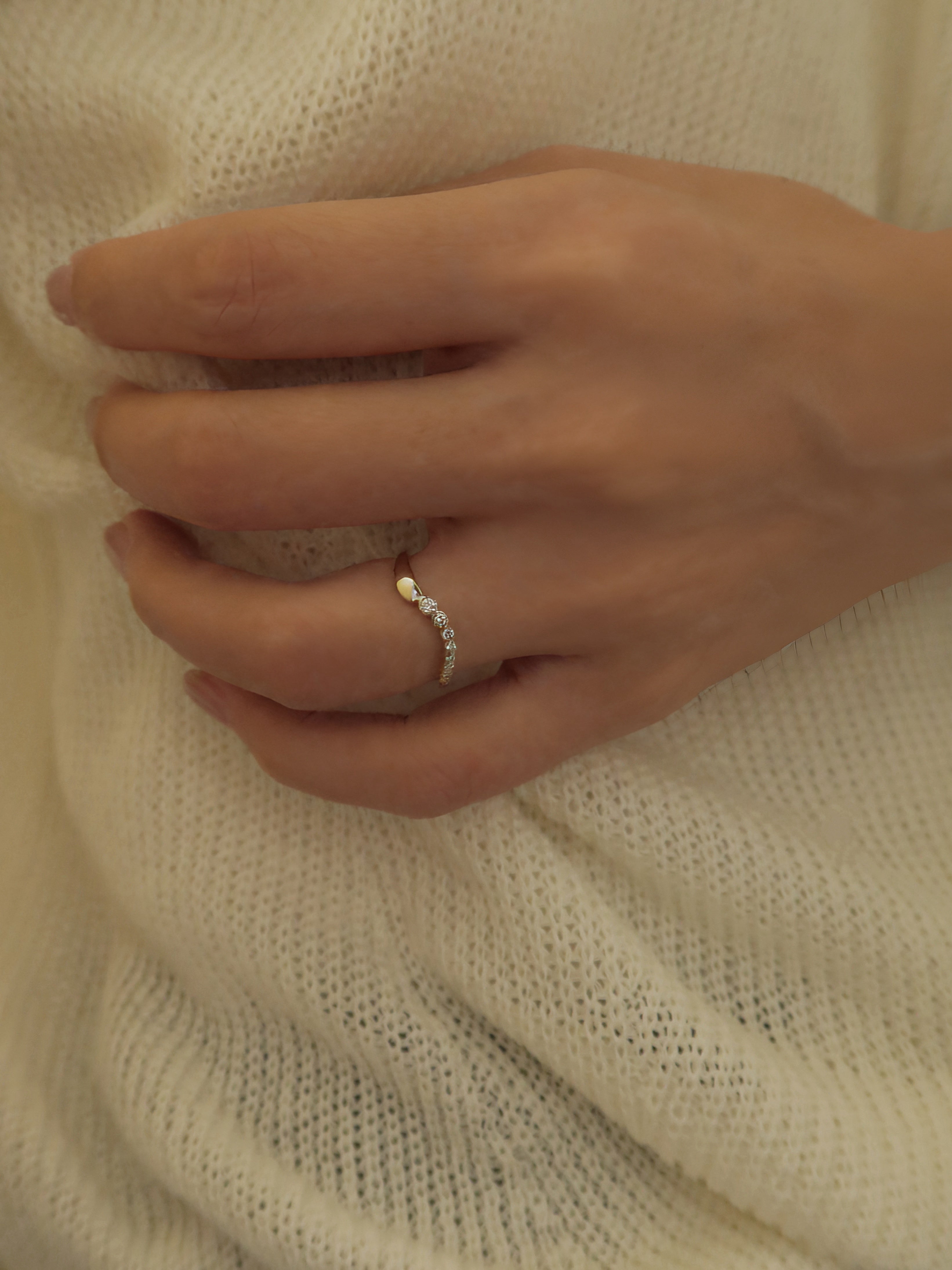 Heirloom Wave Bubble 0.15ct 8 Diamond Ring