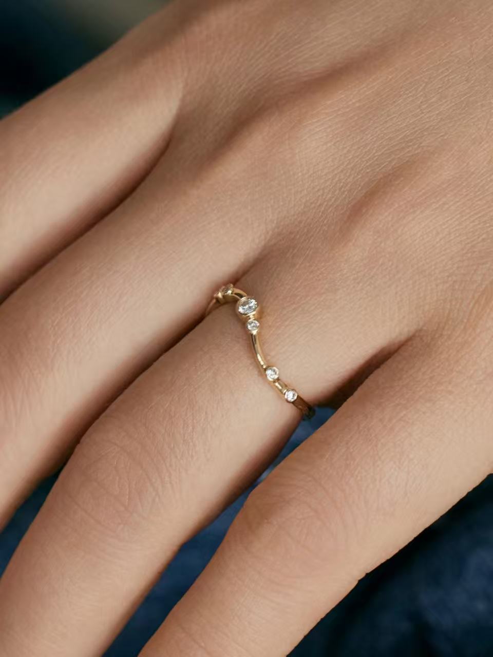 Heirloom Wave Bubble 0.16ct 6 Diamond Ring