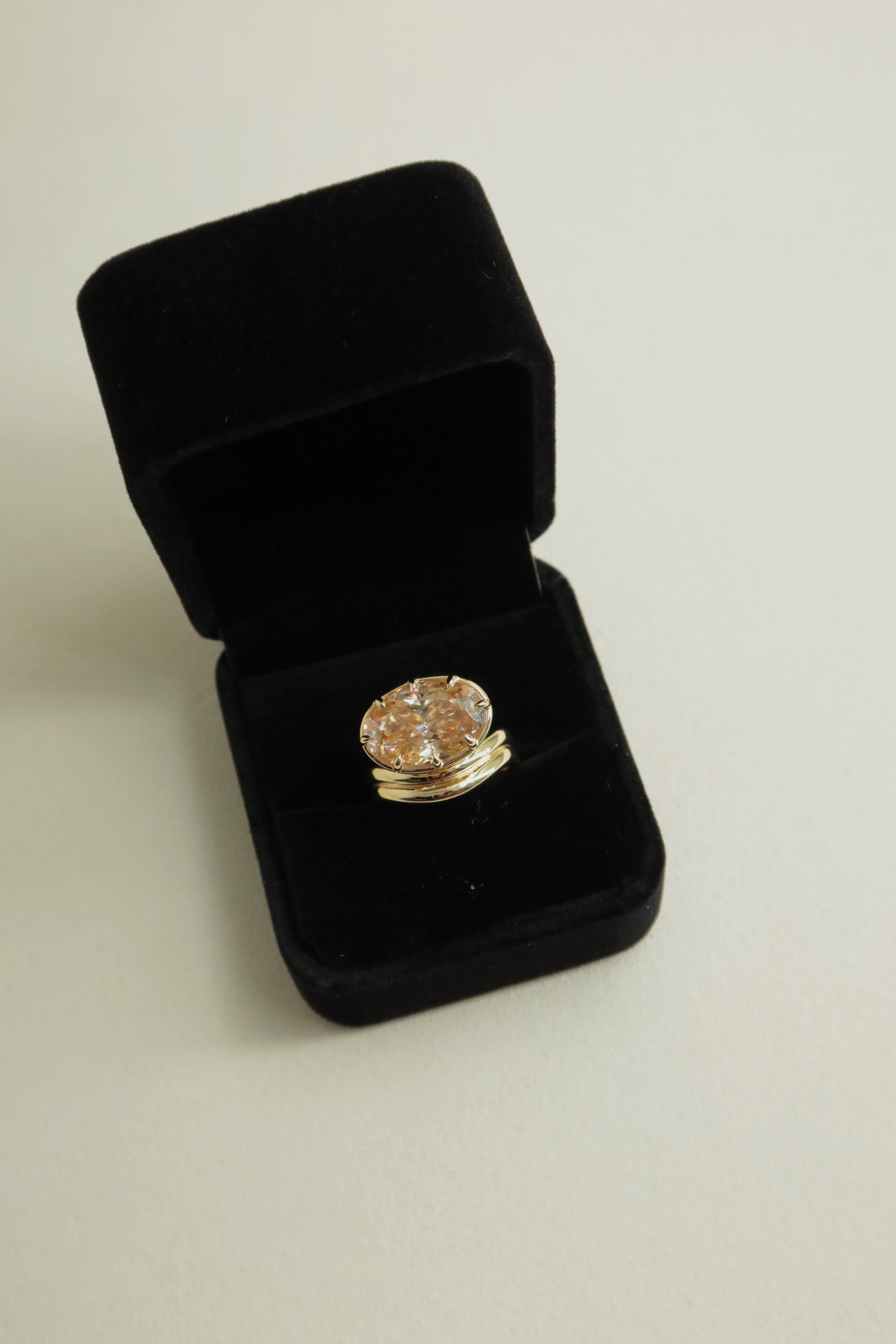24 Hours Oval Cut Claw Set Champagne Moissanite Solitaire Double Band Wave Ring 8ct
