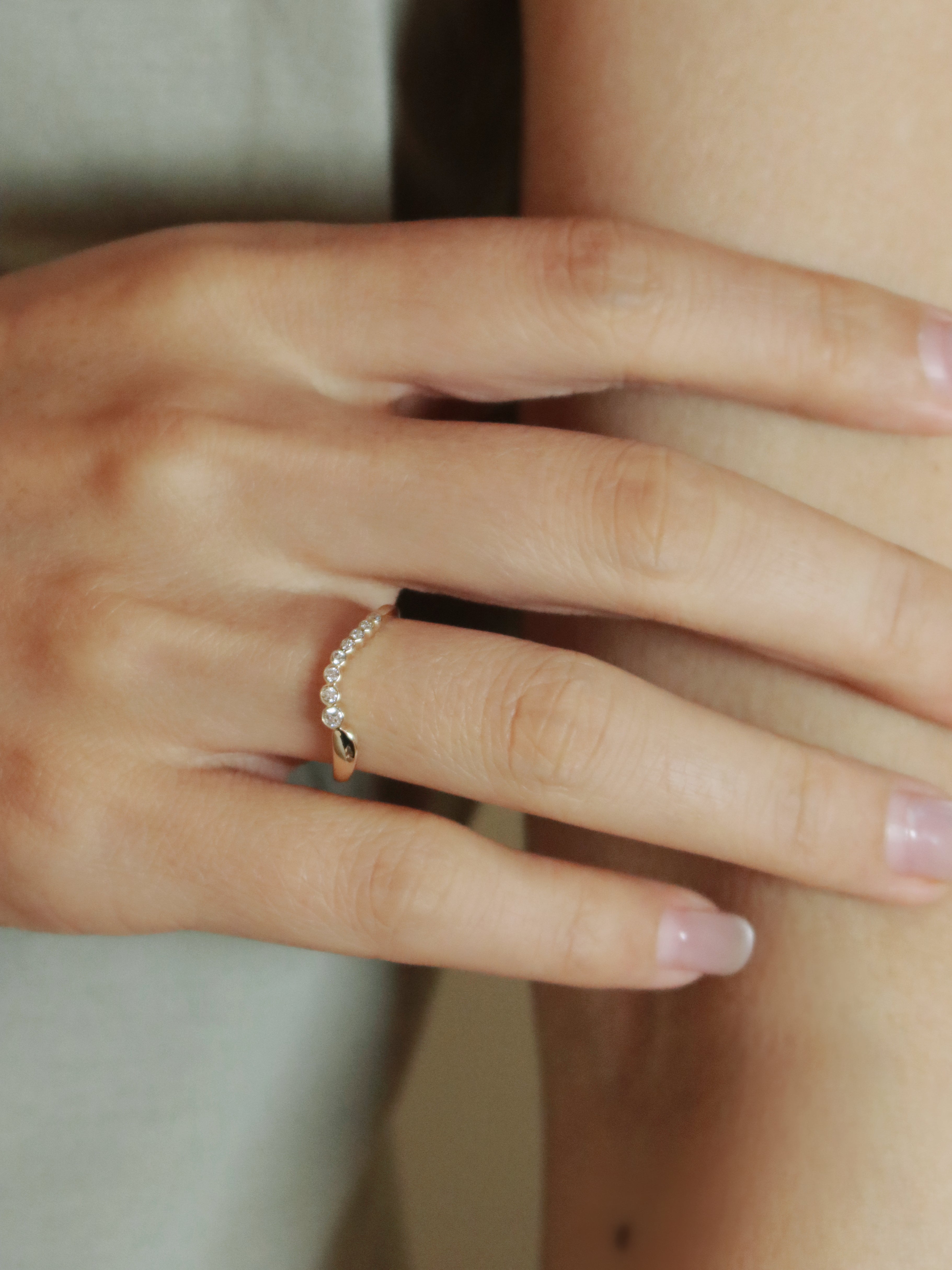 Heirloom Wave Bubble 0.15ct 8 Diamond Ring